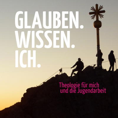 Silhouetten von zwei Personen auf einem Berggipfel neben einem großen Gipfelkreuz bei Sonnenuntergang mit dem Text 'GLAUBEN. WISSEN. ICH.' und 'Theologie für mich und die Jugendarbeit'